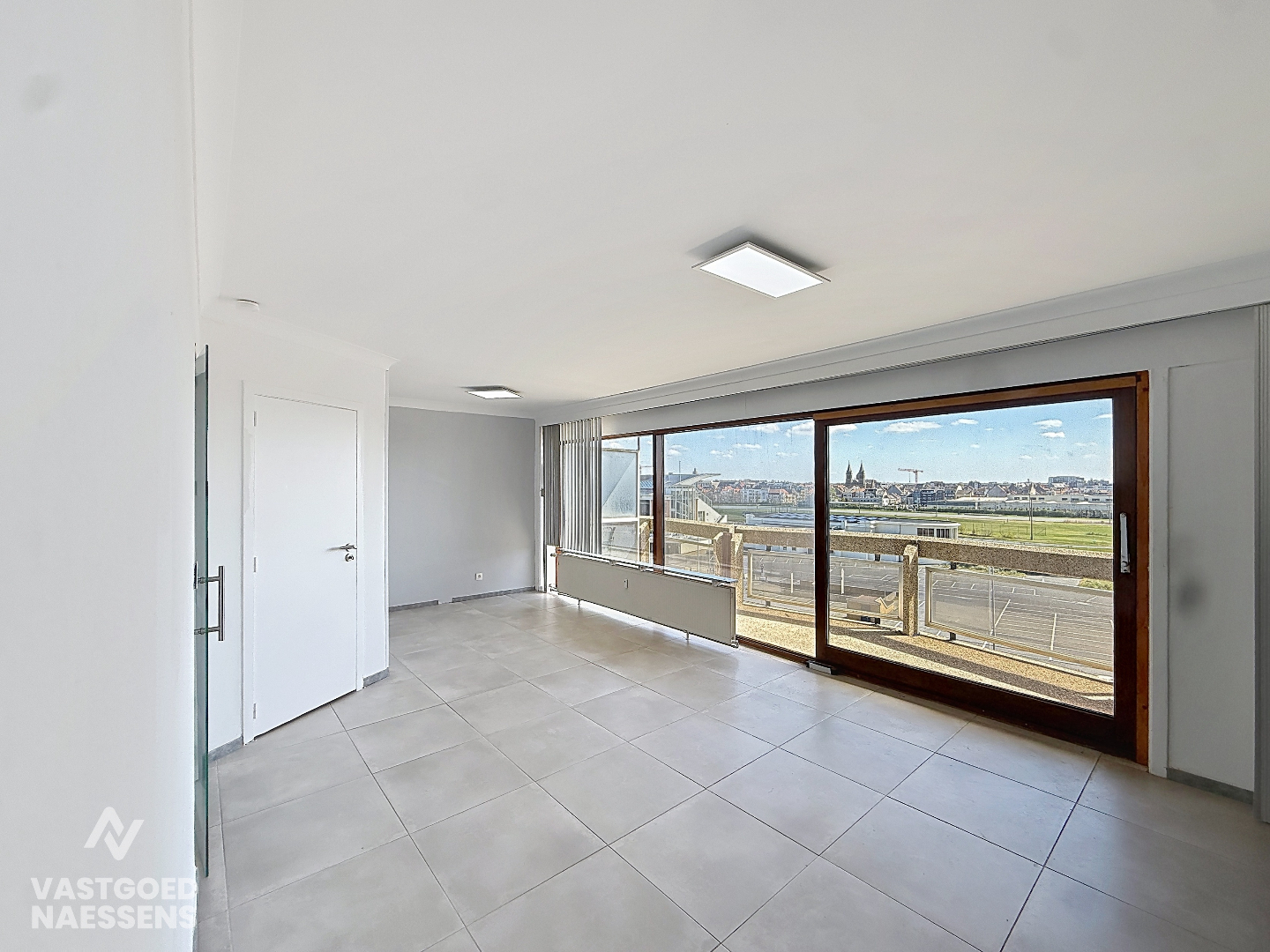 Studio prêt à emménager avec coin chambre et terrasse ensoleillée 