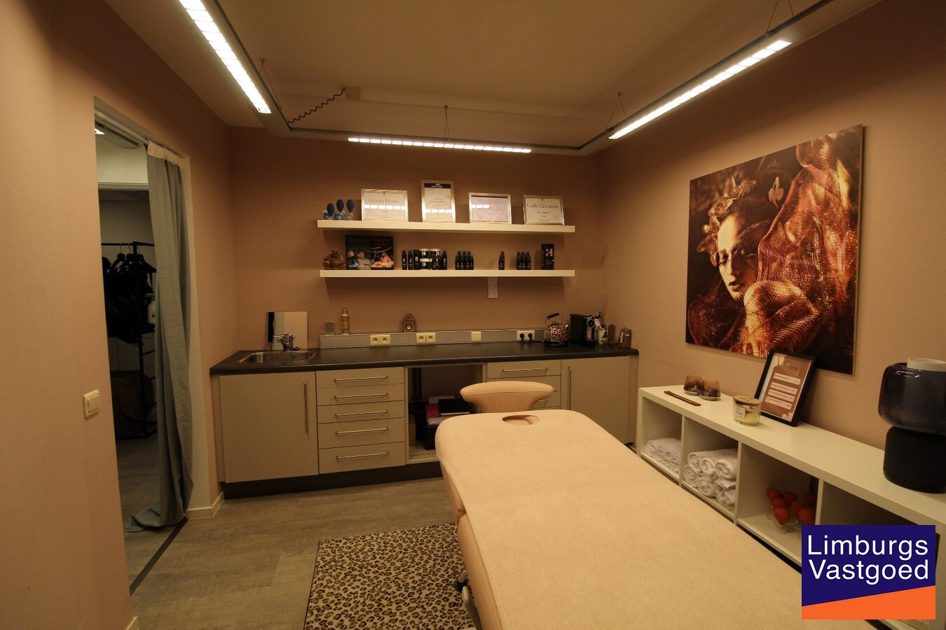 Handels/praktijkruimte, 110m², kelder met drijfkracht, parking 