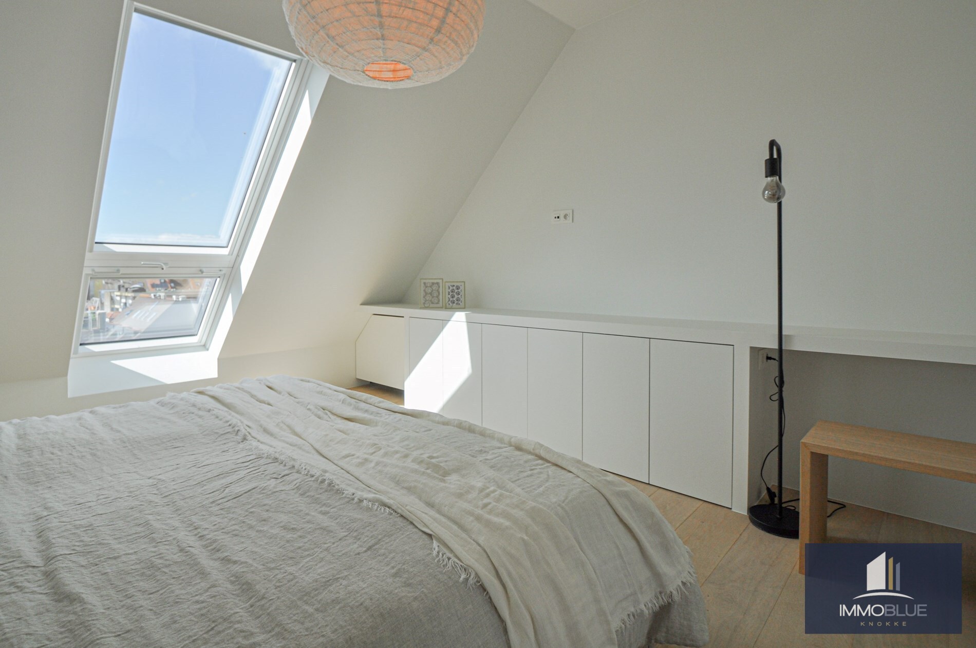 Appartement entièrement rénové avec une grande terrasse ensoleillée. 