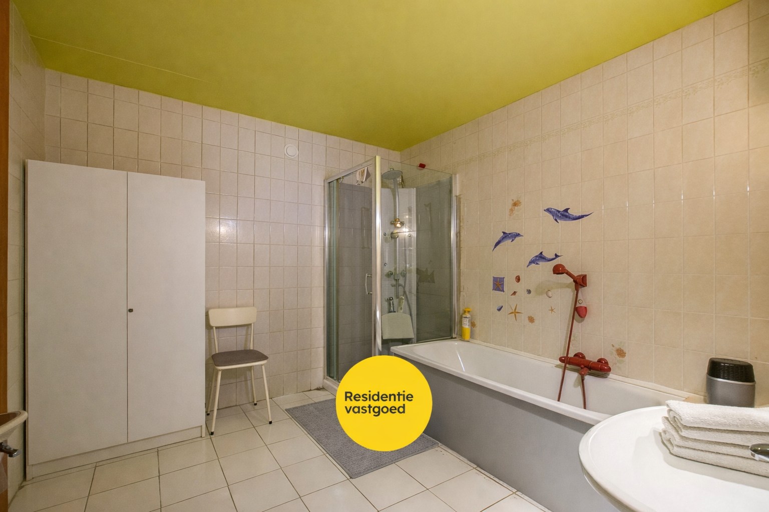 Ruim gelijkvloers appartement met ingerichte horecazaak en woonappartement, ideaal gelegen in het bruisende Nieuwpoort-Bad. 