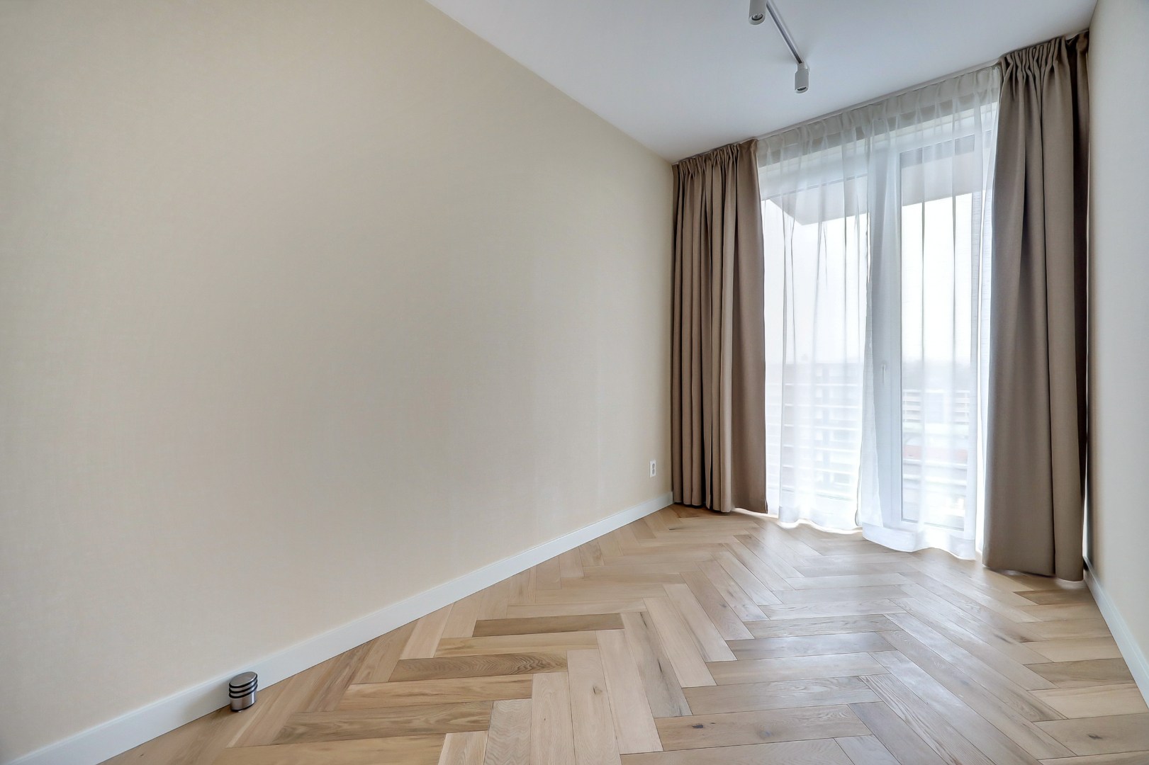 Nieuw en instapklaar 3-kamer appartement op de zevende verdieping met luxe keuken en badkamer, riant uitzicht over de omgeving en naar het centrum van Rotterdam. 