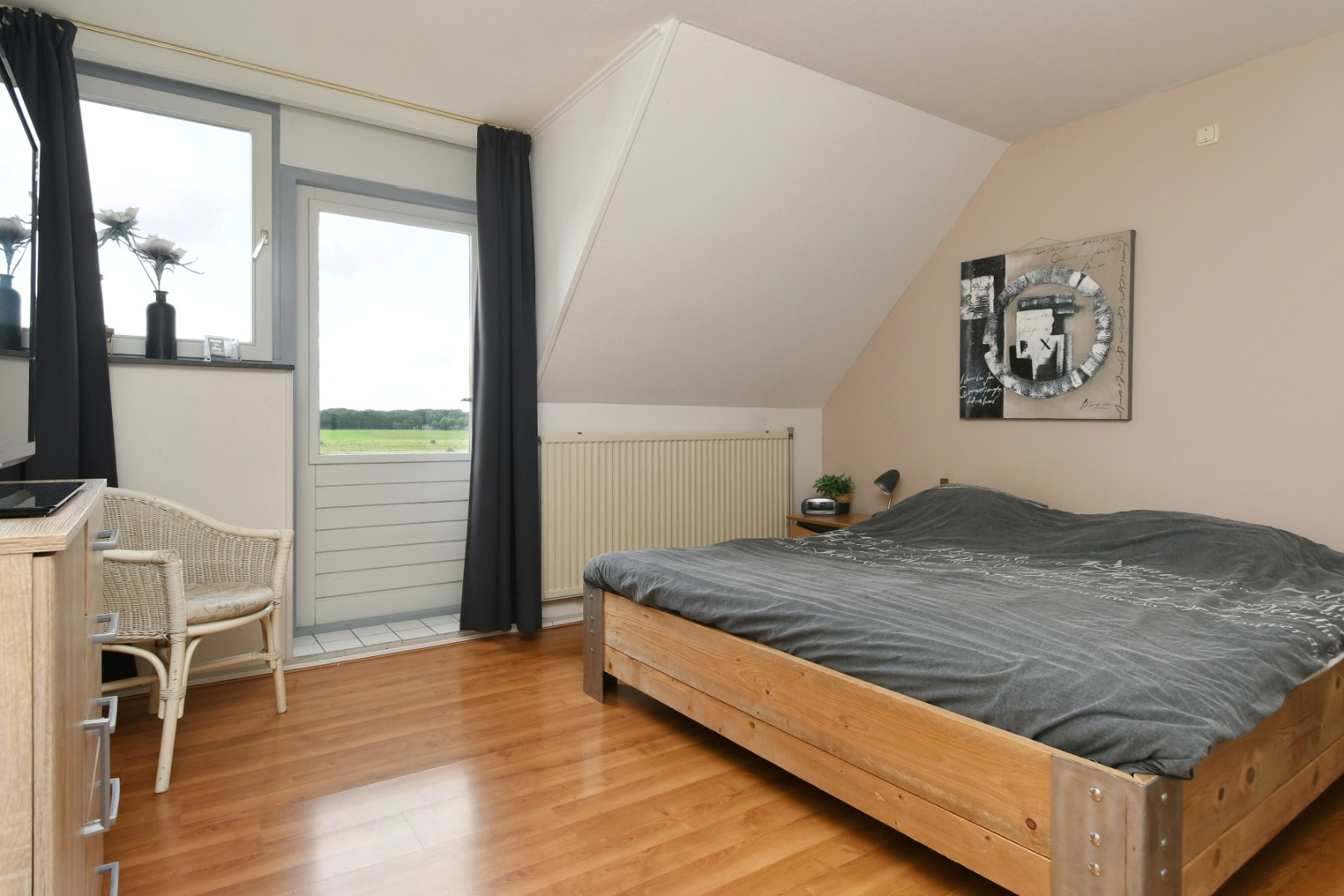 Fraai gelegen halfvrijstaande woning in hartje Kessel met vier slaapkamers, souterrain, inpandige garage, tuinkamer, zwembad en prachtig uitzicht over de Maas 