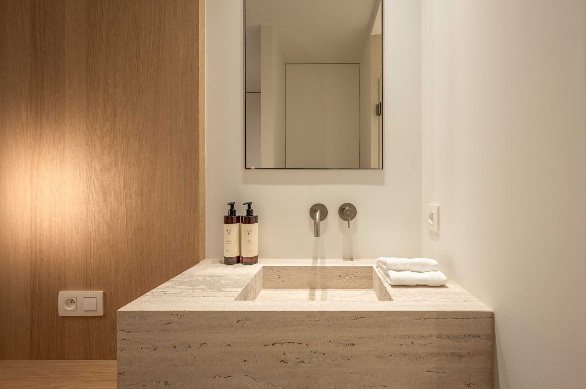 Appartement rénové de haut standing situé du côté ouest avec vue latérale sur la mer. 