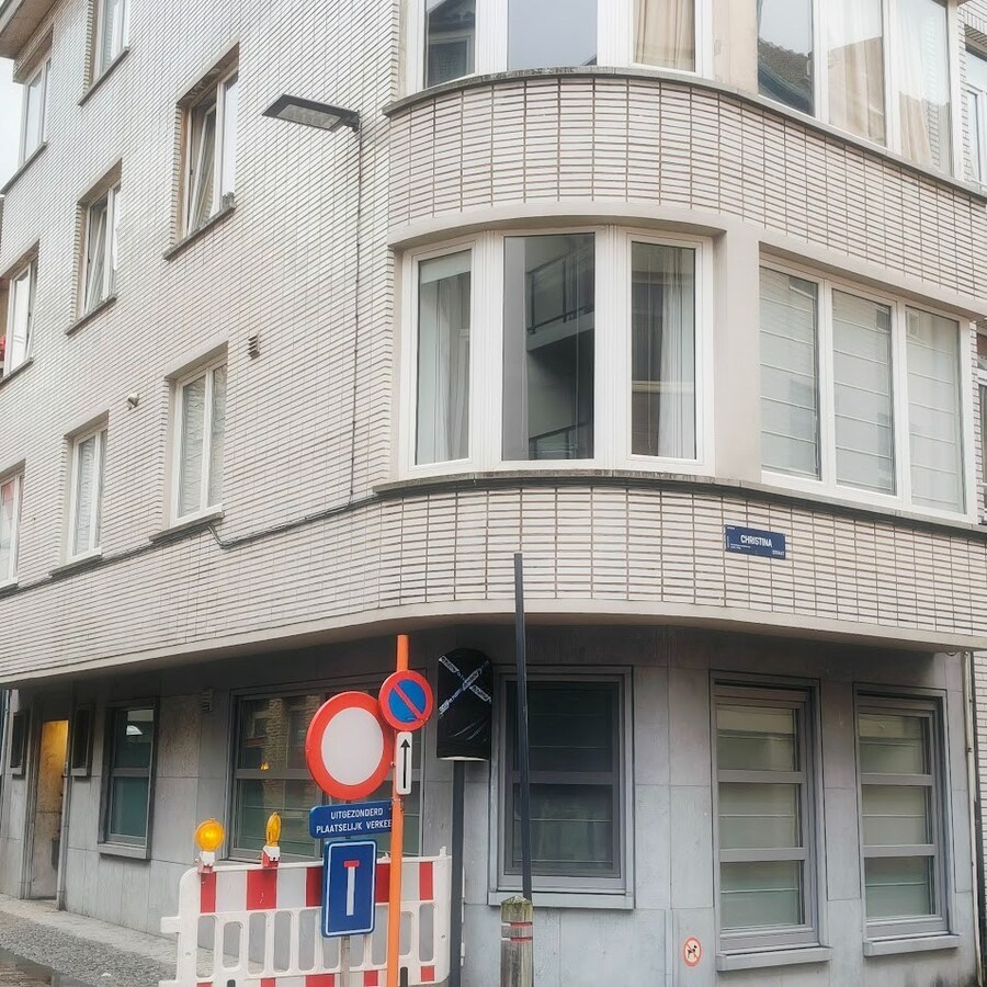 Instapklaar bemeubeld hoekappartement met 2 slaapkamers te koop in Oostende 