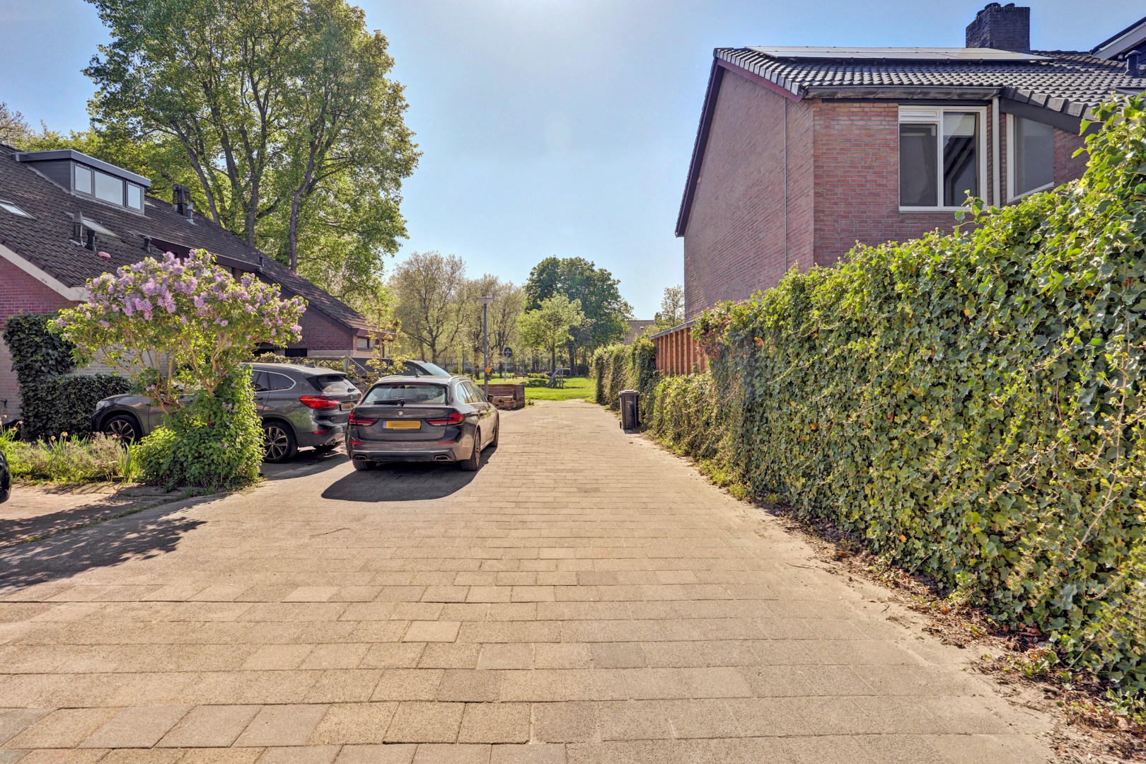 Goed onderhouden geschakelde  5-kamer woning, instapklaar, parkeerplaats, berging, zonnige tuin en gelegen in de zeer kindvriendelijke wijk Ommoord. 