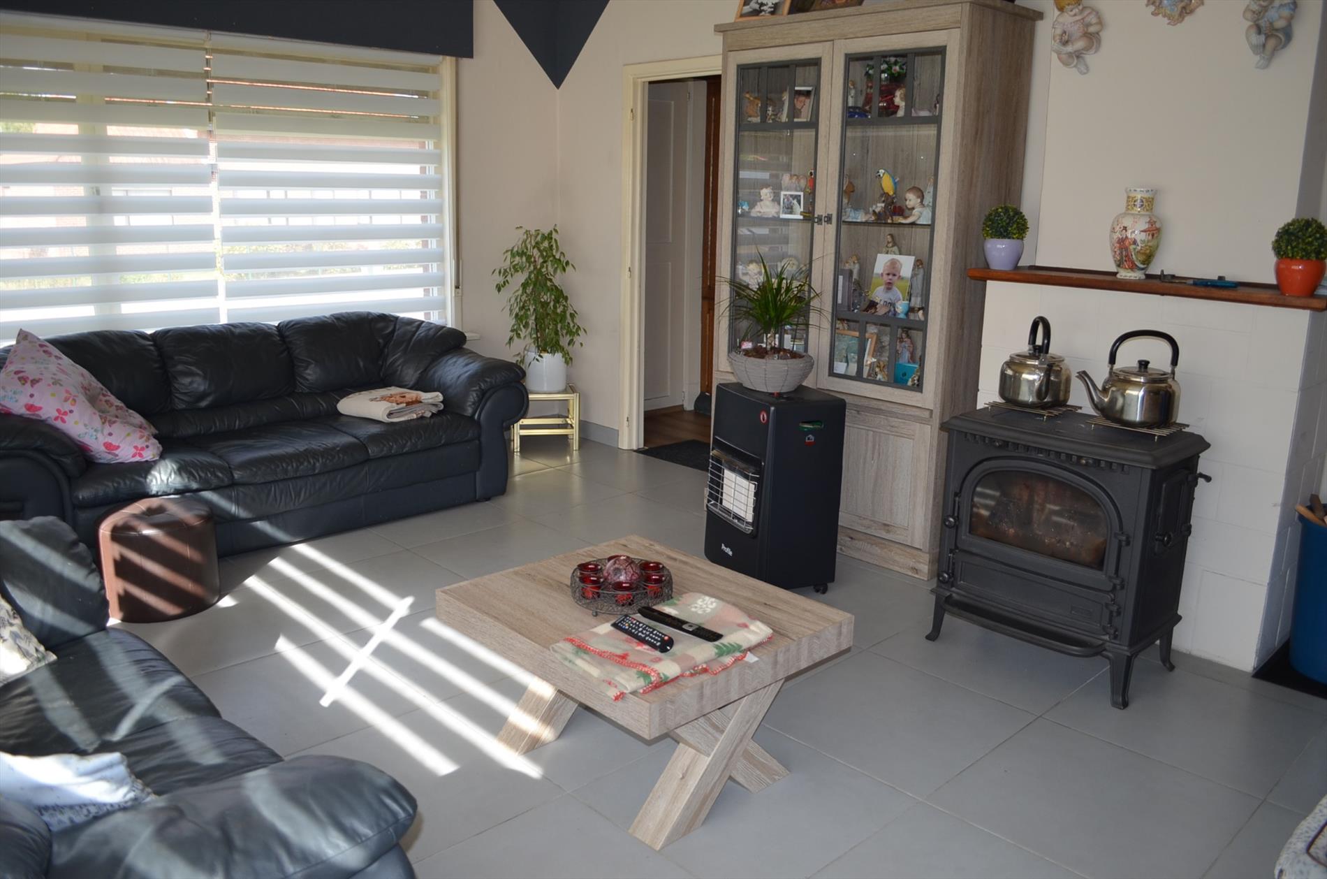 Gerenoveerde bungalow met 3 slpks en garage te Adegem 