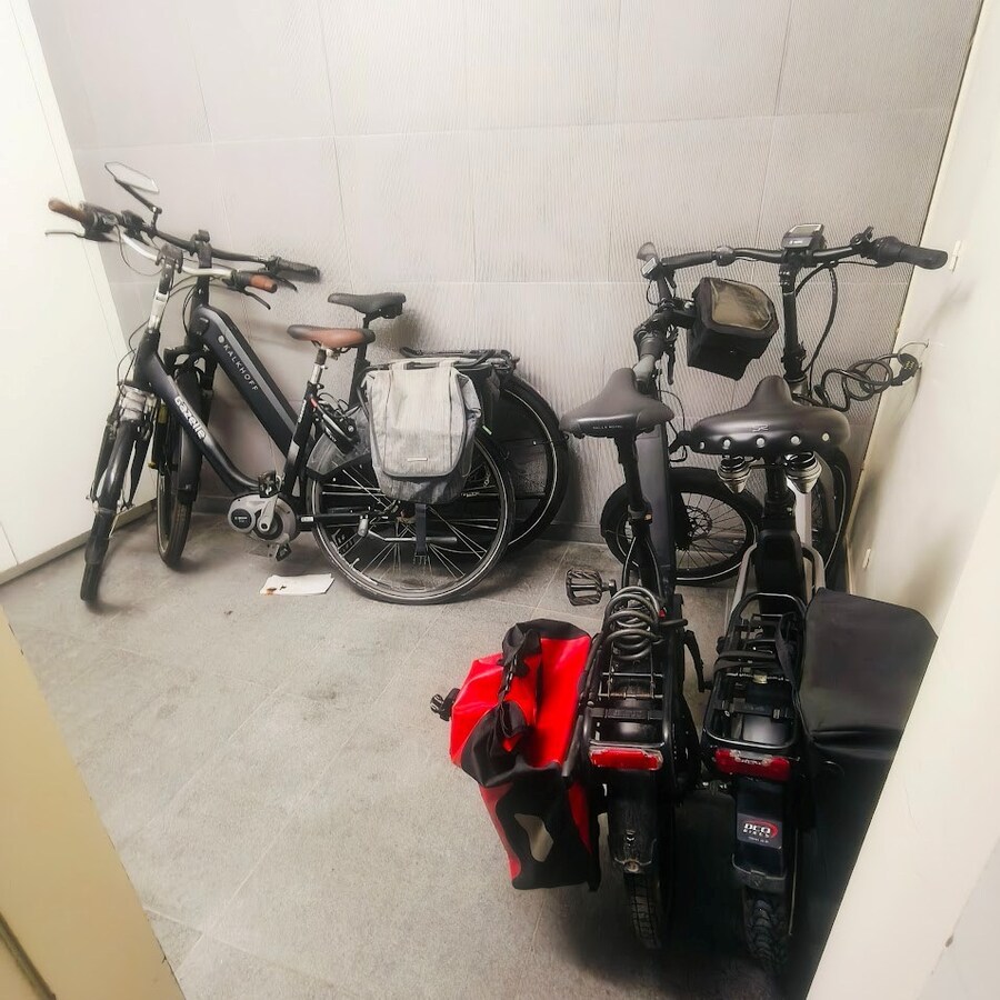 Instapklaar bemeubeld hoekappartement met 2 slaapkamers te koop in Oostende 