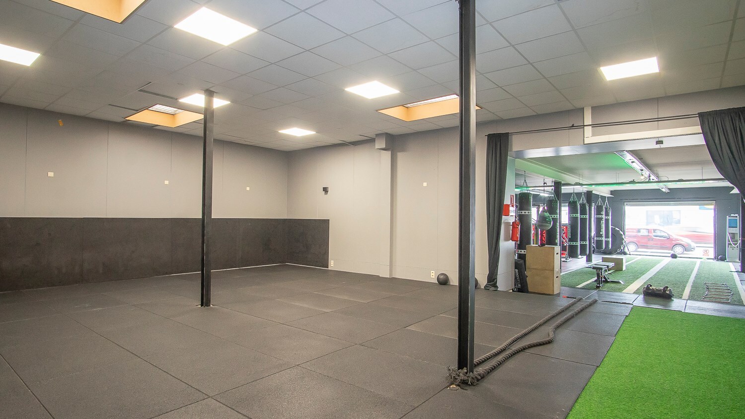 Commercieel gelegen winkel  met  parking 