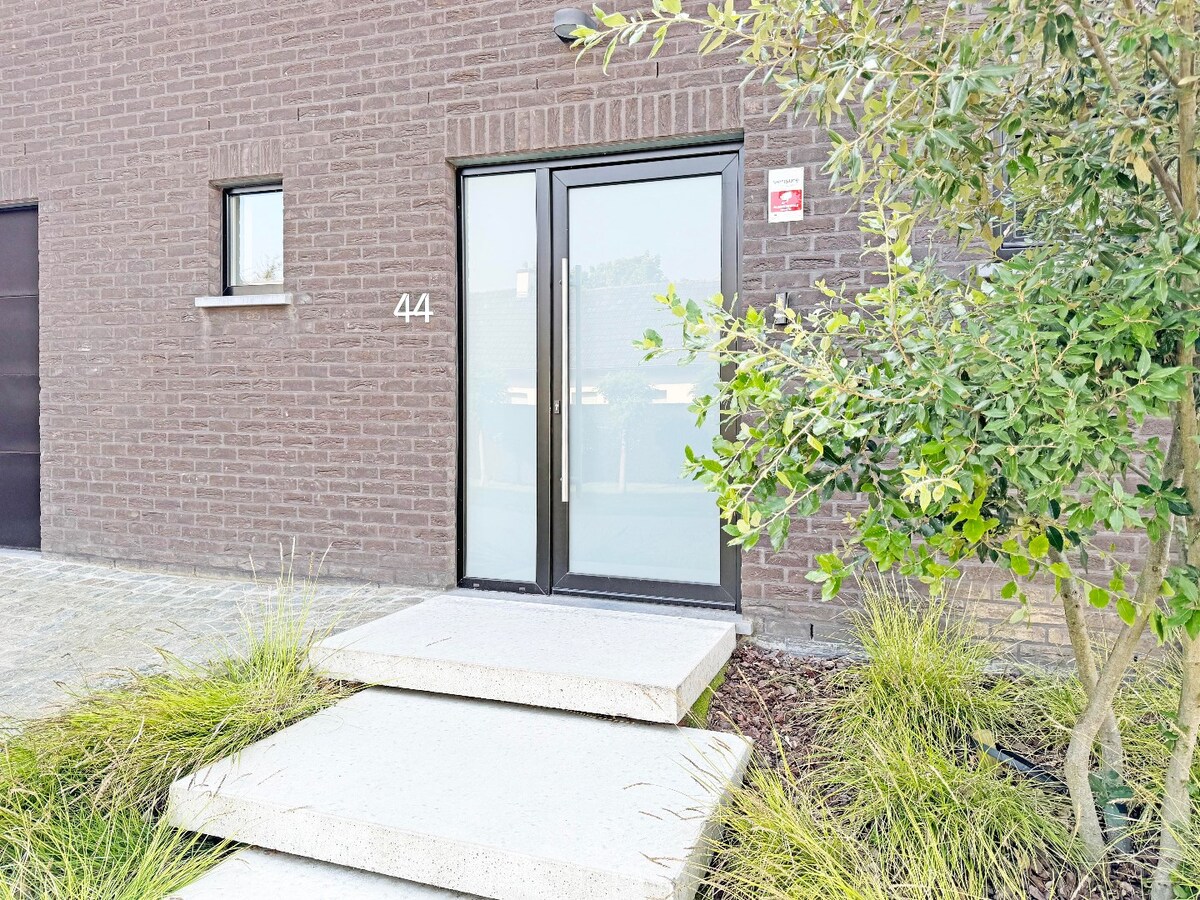 Op en top afgewerkte, energiezuinige gezinswoning (2013) te Velzeke 