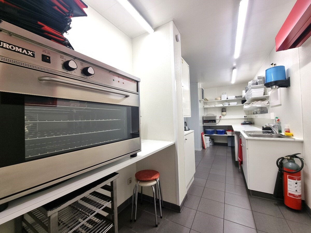 Handelszaak (hoekligging) op absolute topligging in Heist 