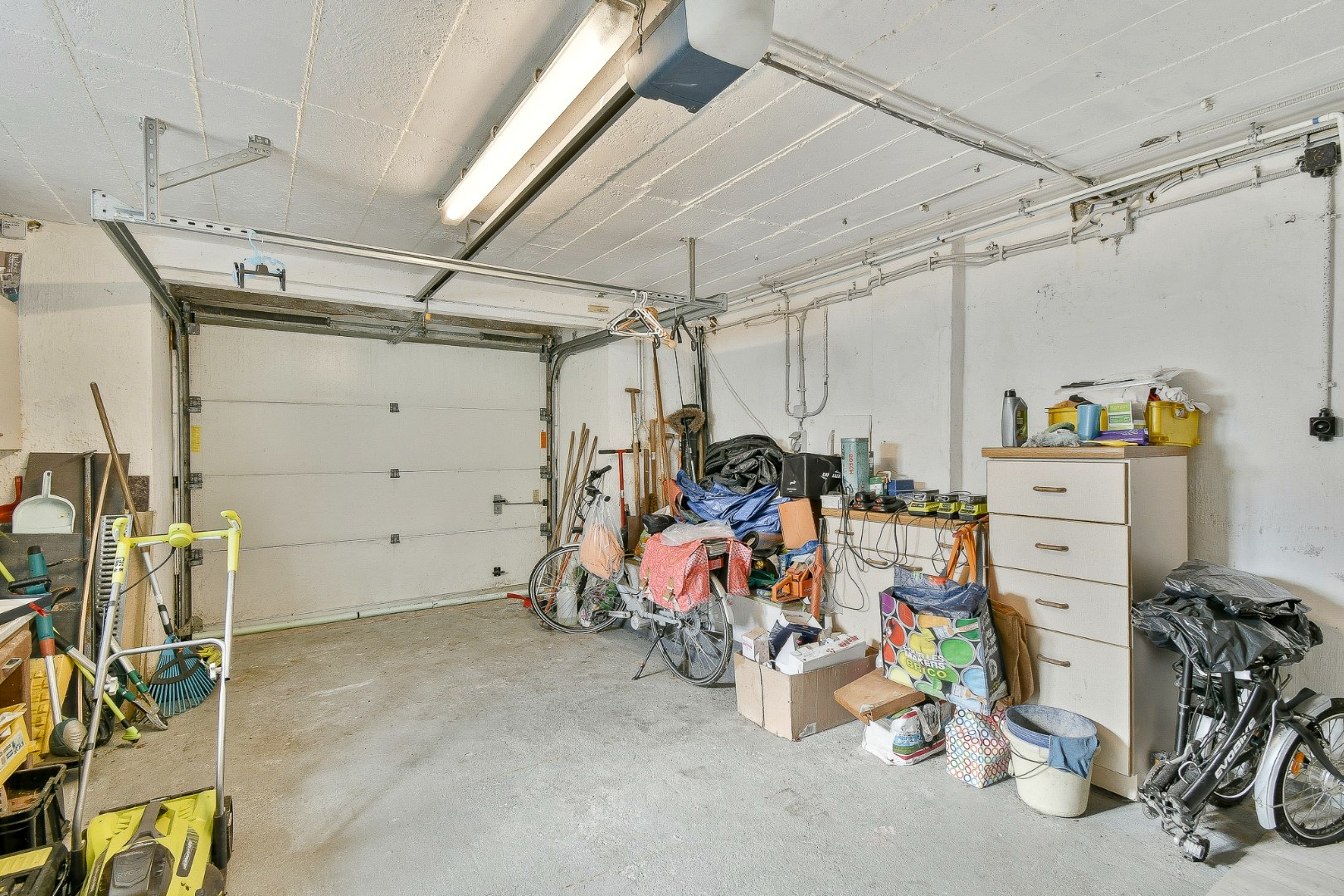 Instapklaar gelijkvloers appartement met privatieve toegang, garage, zonnige tuin en terras nabij zee 