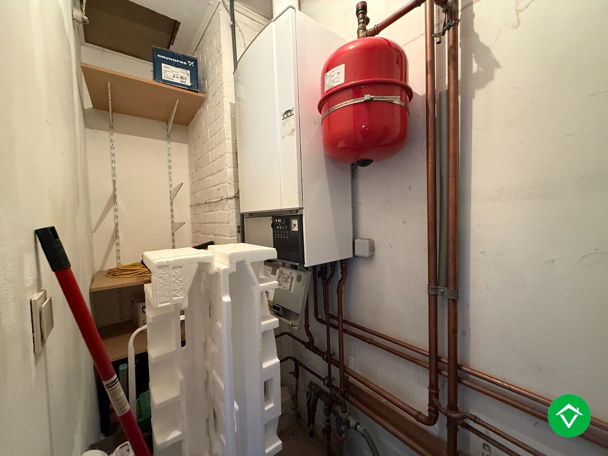 Rustig gelegen gelijkvloerse halfopen woning met 2 slpk's + dubbele garage 