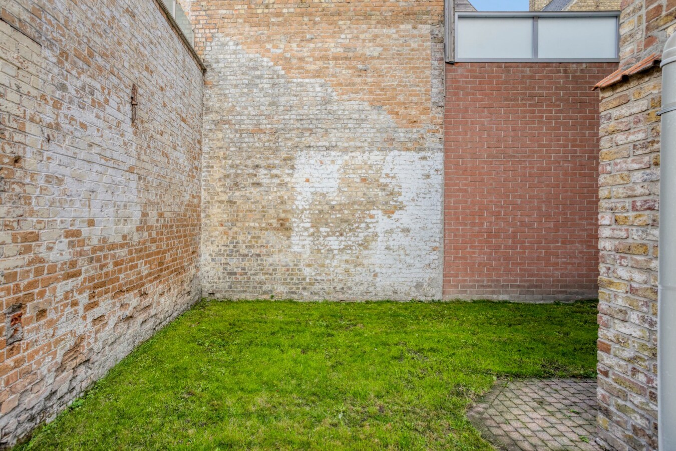 Opbrengsteigendom te koop in hartje Veurne – netto rendement 3,5% 