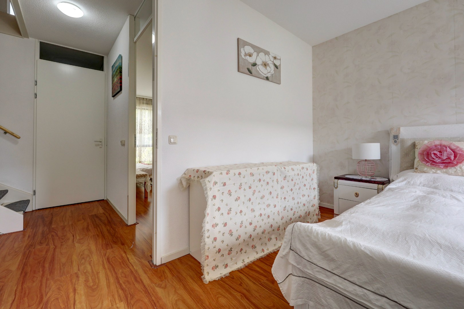 Goed onderhouden 4-kamer eengezinswoning met 3 goede slaapkamers (optie tot creëren 4e slaapkamer), ruime badkamer, onderhoudsvriendelijke tuin en gelegen op eigen grond! 