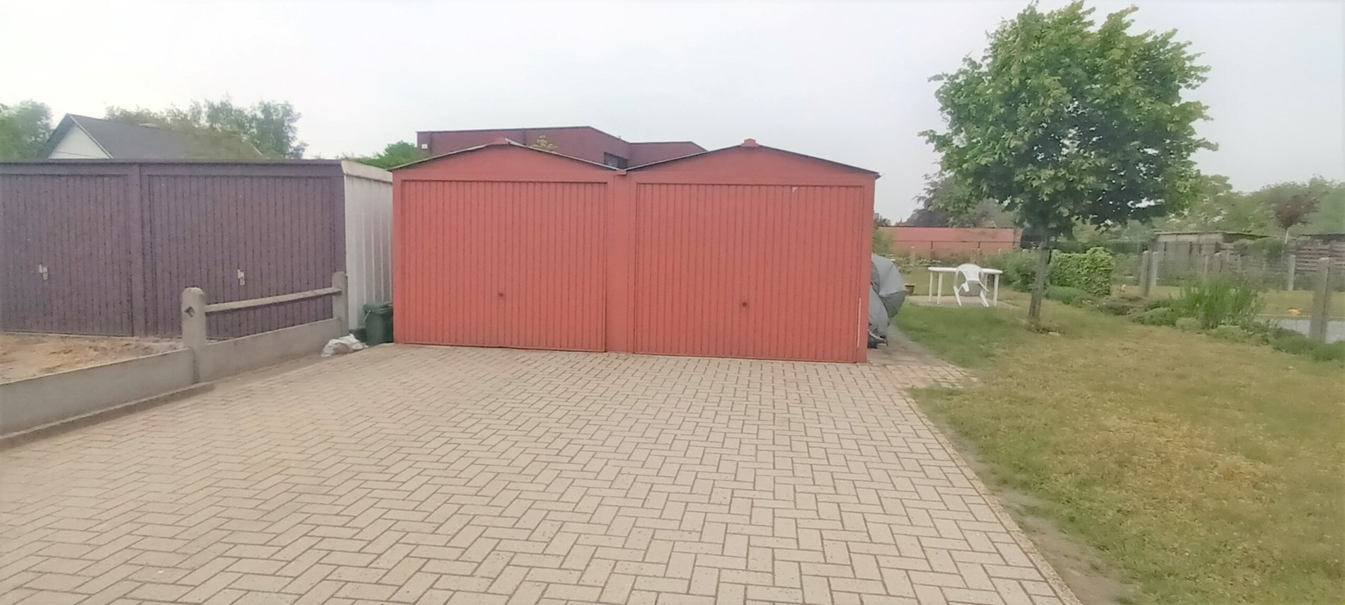Ruim appartement rustig gelegen in Kuringen. Dichtbij winkels, scholen, autosnelwegen en openbaar vervoer. 