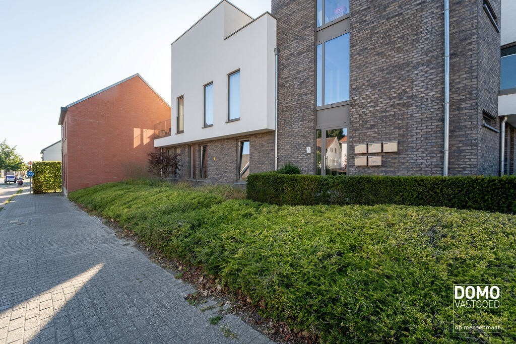 RUIM GELIJKVLOERS APPARTEMENT MET 2 SLAAPKAMERS, TERRAS EN PARKEERGELEGENHEID TE HASSELT (SINT-LAMBRECHTS-HERK) 