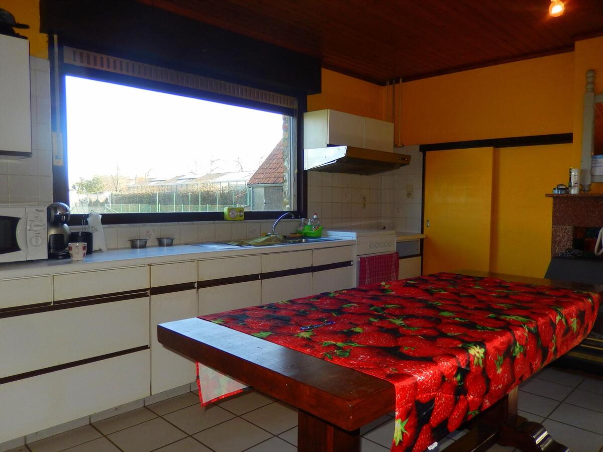 Te renoveren woning in de landelijke velden te Eernegem 