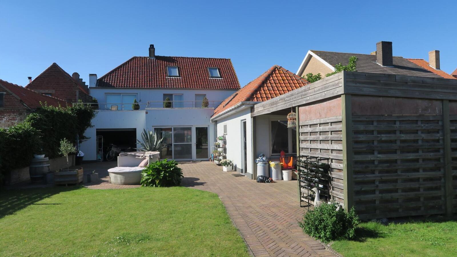 Uitzonderlijk ruime woning met prachtige zongerichte tuin 