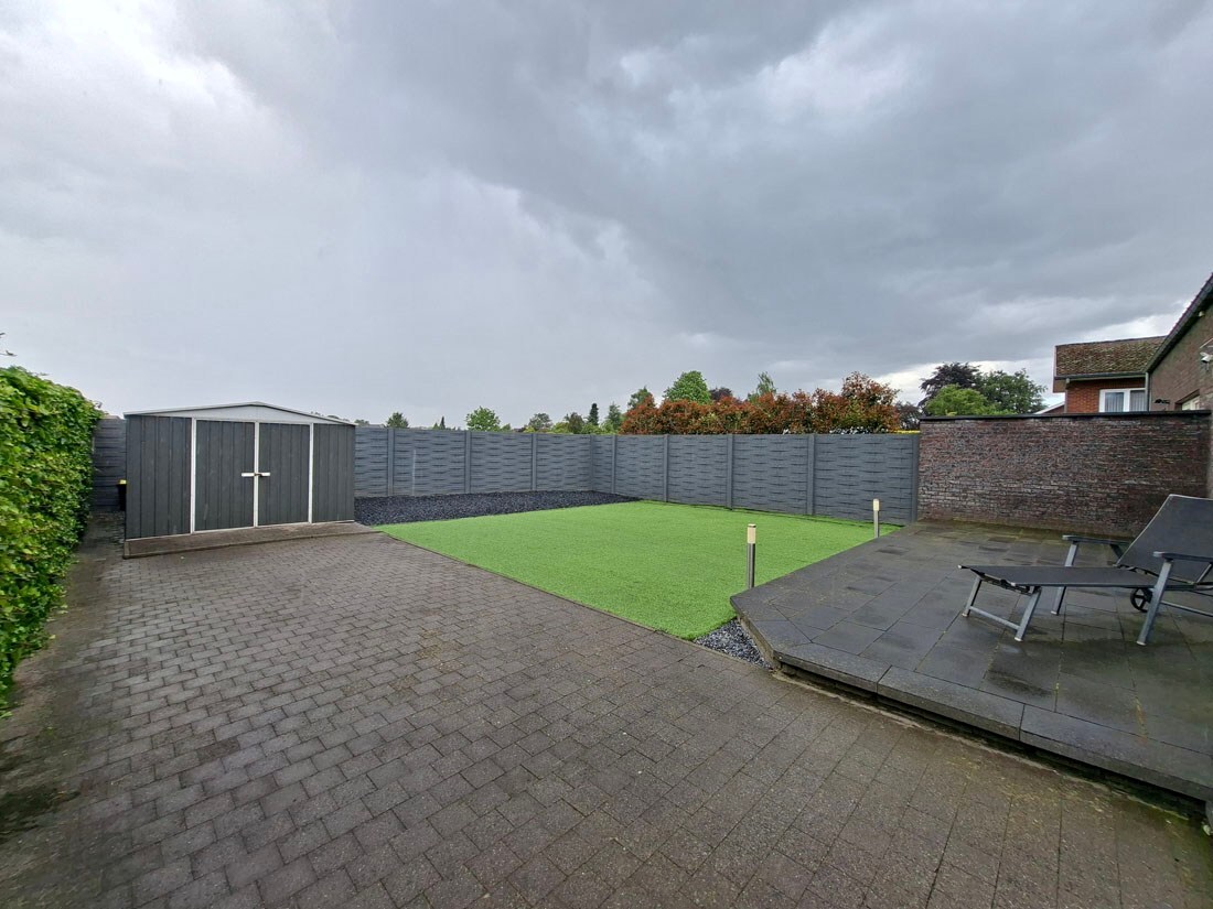 Eigentijdse halfopen bebouwing te Neeroeteren (Maaseik) 