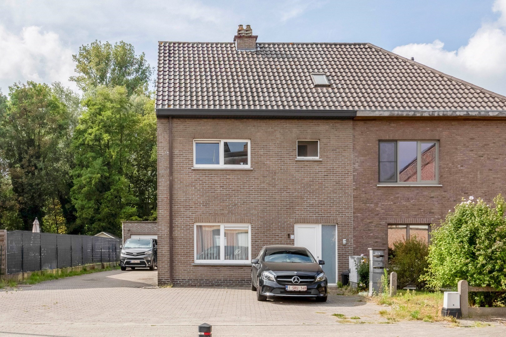 VERKOCHT ! Opbrengsteigendom met 2 appartementen en 2 garages 