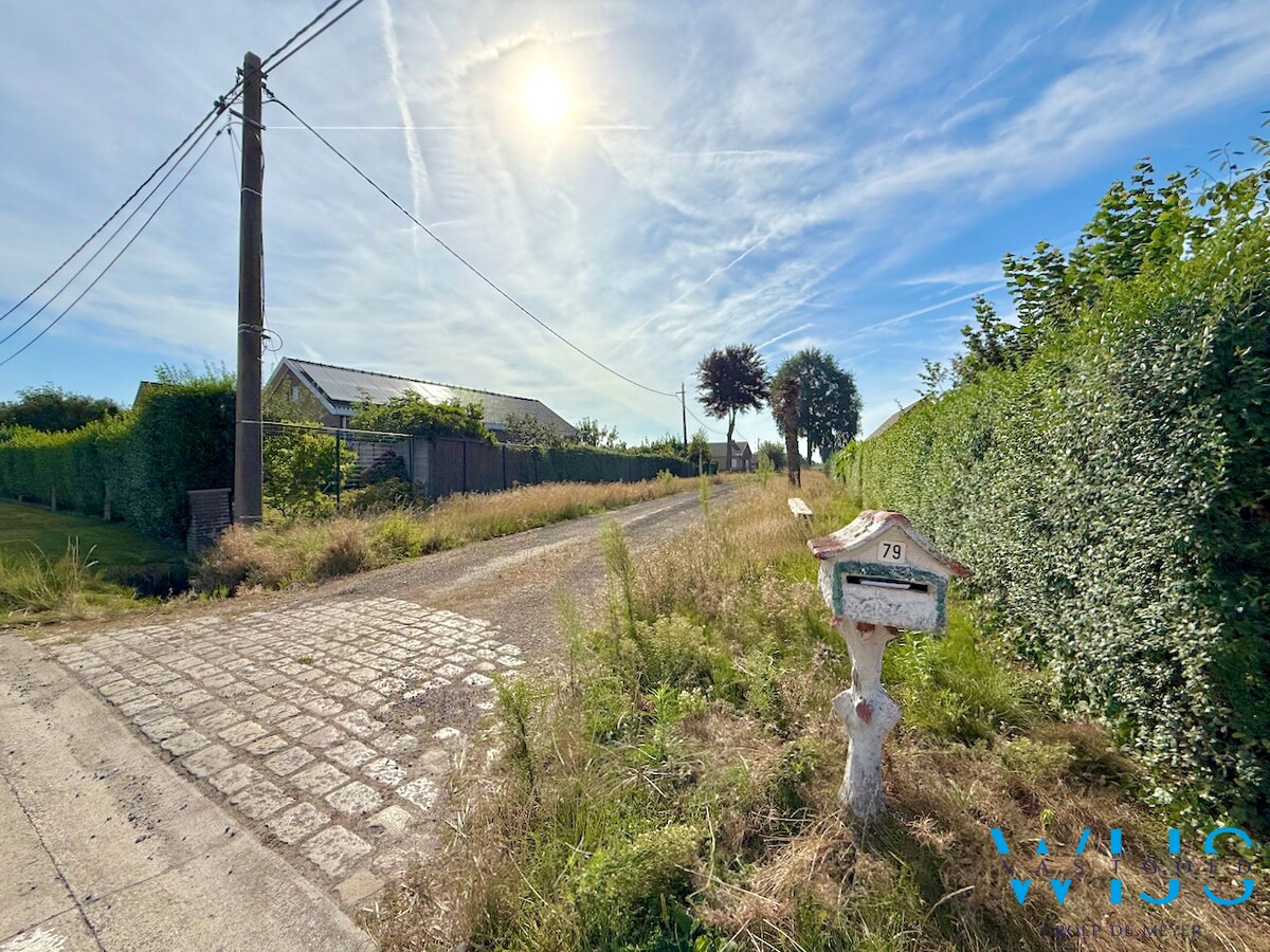 Op te frissen bungalow met 36.274m² grond te Oosteeklo ! 