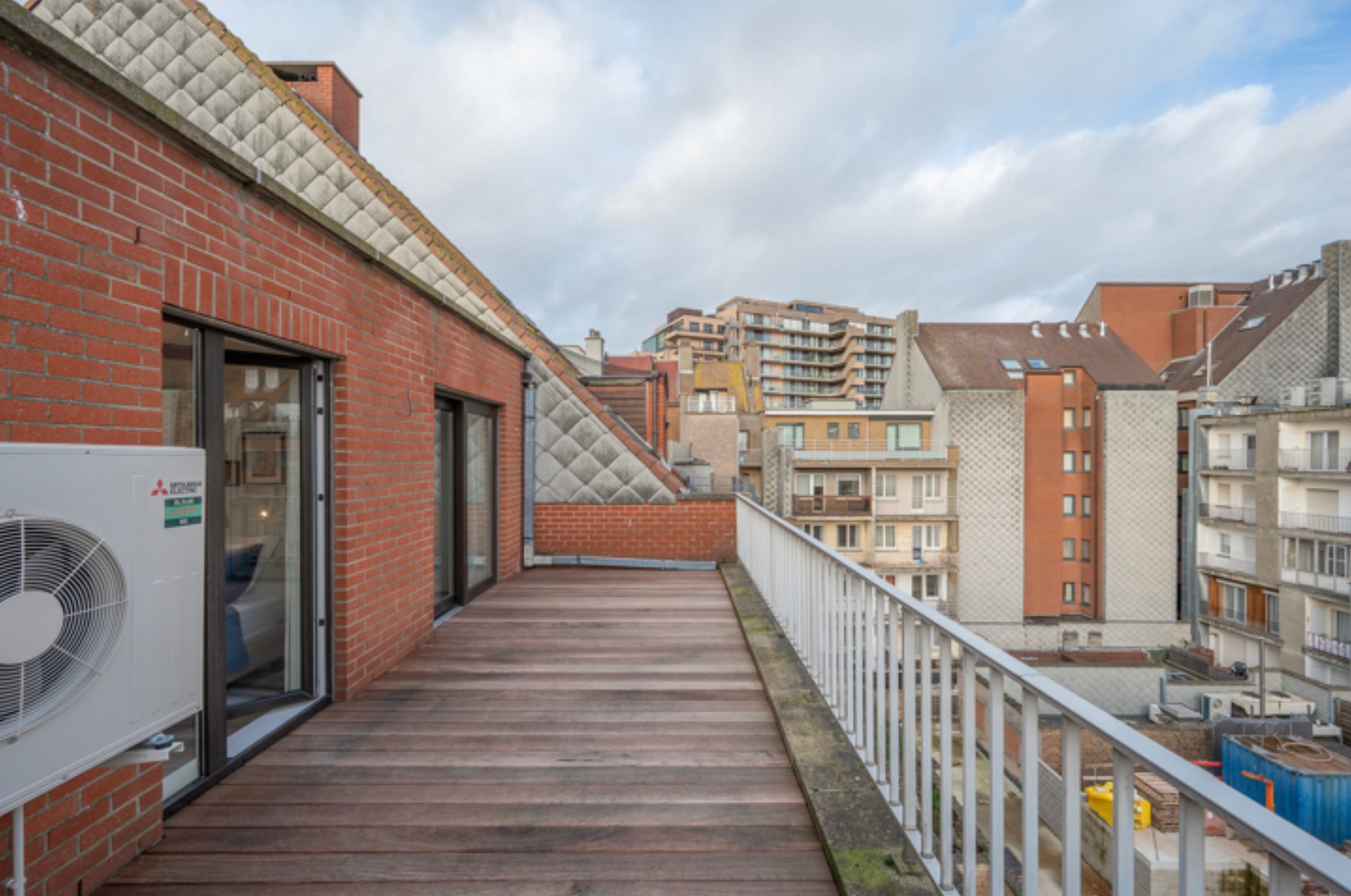 Appartement sous les toits entièrement rénové avec terrasses ensoleillées à 20 mètres de la digue de l'Albertstrand. 