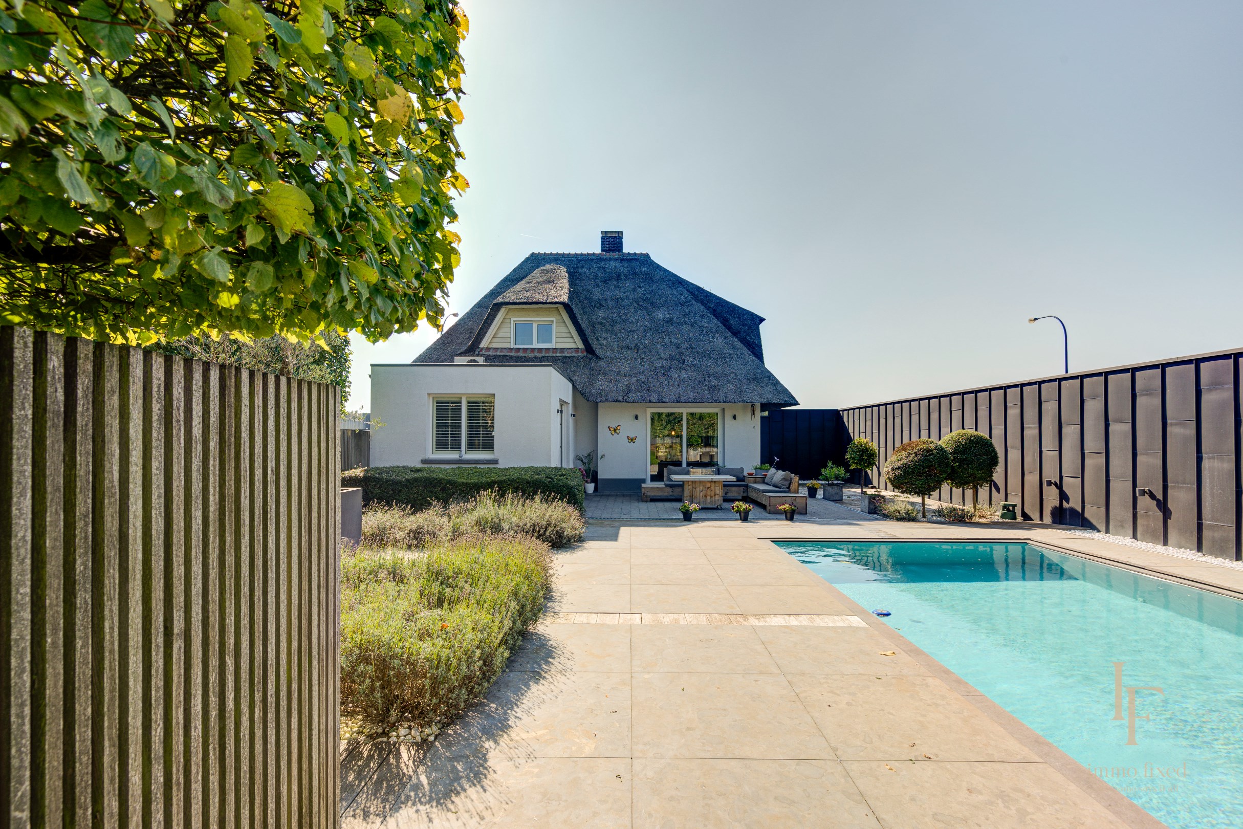 Villa met magazijn, garagebox en 12+ parkeerplaatsen te Kontich! 