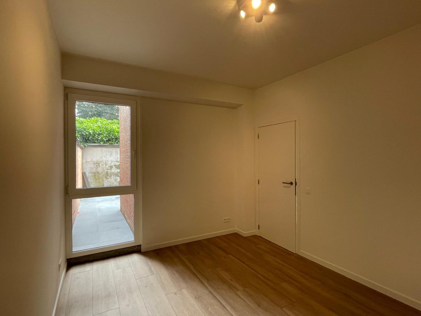 Prachtig gelijkvloers appartement met 3 slaapkamers en terras, midden in het centrum! 