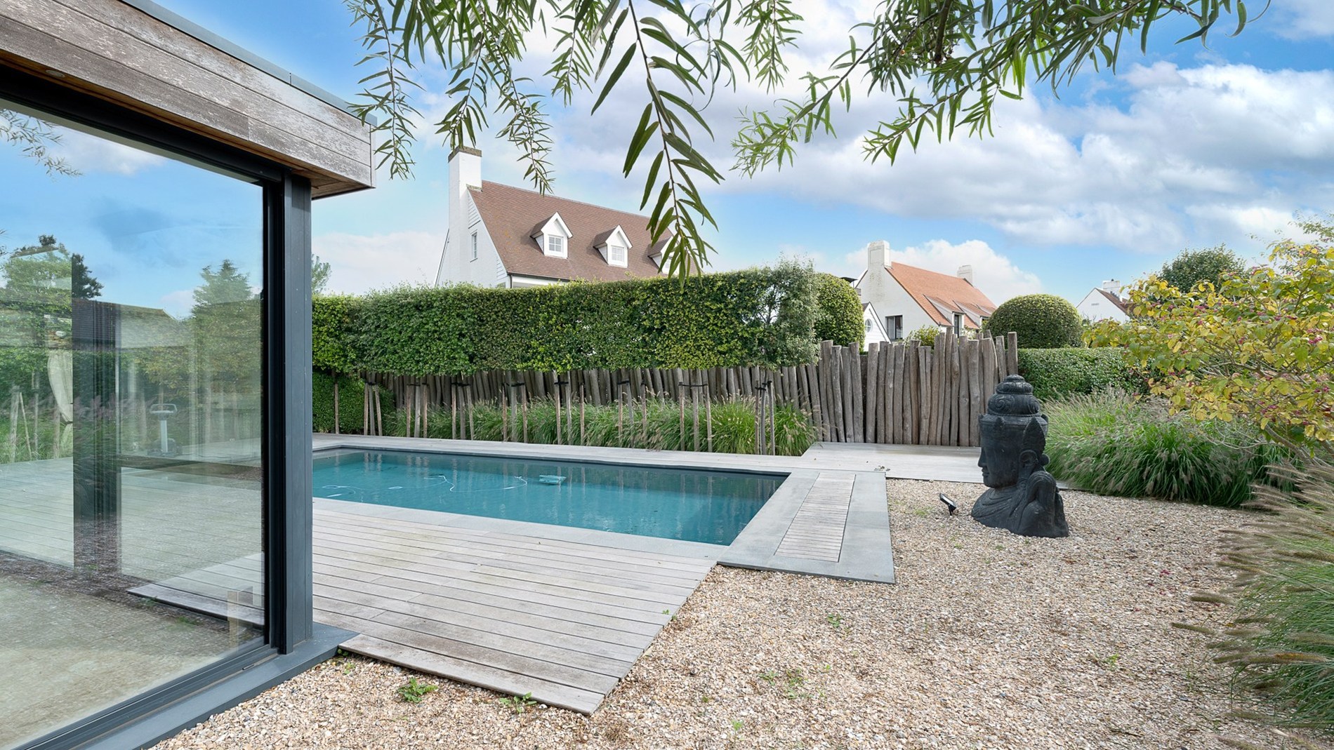 Schitterende villa met zwembad gelegen in residentiële wijk te Knokke. 