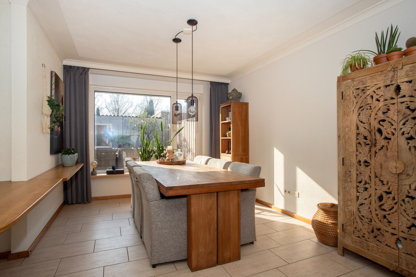 Uitgebouwde middenwoning met grote berging (28 m2) gelegen in een gewilde woonwijk in Bladel. 