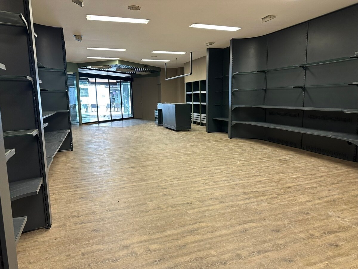 Handelsgelijkvloers, met mooie  etalage,  grote kelder 