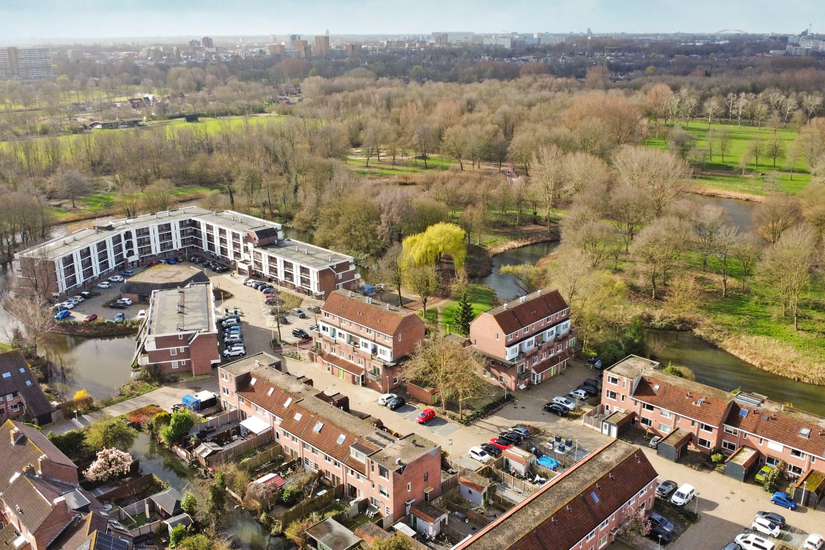 2-kamer hoekwoning met  ruime slaapkamer met airconditioning, tuin op het zonnige zuidwesten. 
