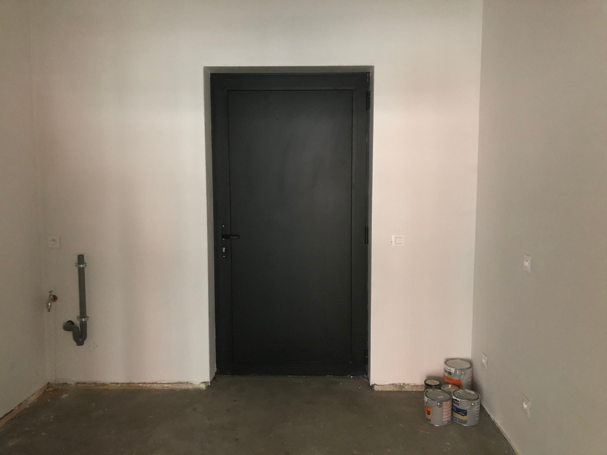 Splinternieuw gelijkvloers handelspand (winkel of kantoor). 