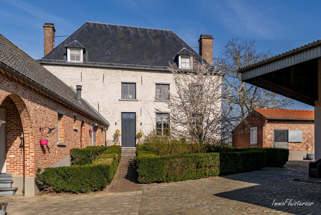 Uitzonderlijke woning met paardenaccommodatie, binnen- en buitenpiste op ca. 9,4 ha te Haacht 