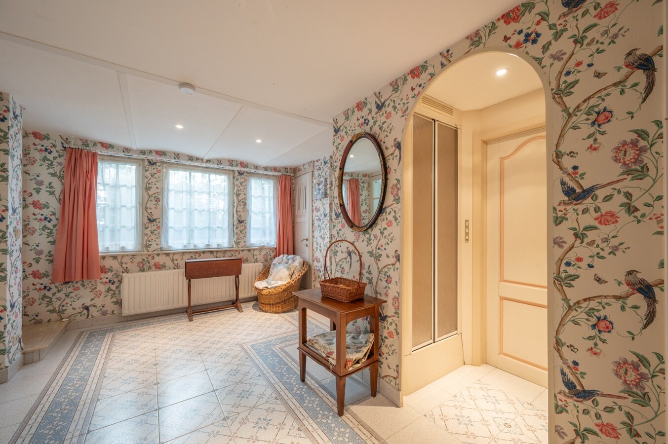 Villa in eclectische stijl met garage en staanplaatsen in het hart van Duinbergen 