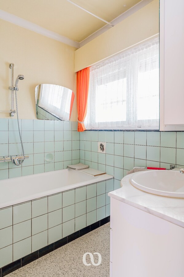 Stevige gezinswoning met tuin en volledige kelder in Lozer 