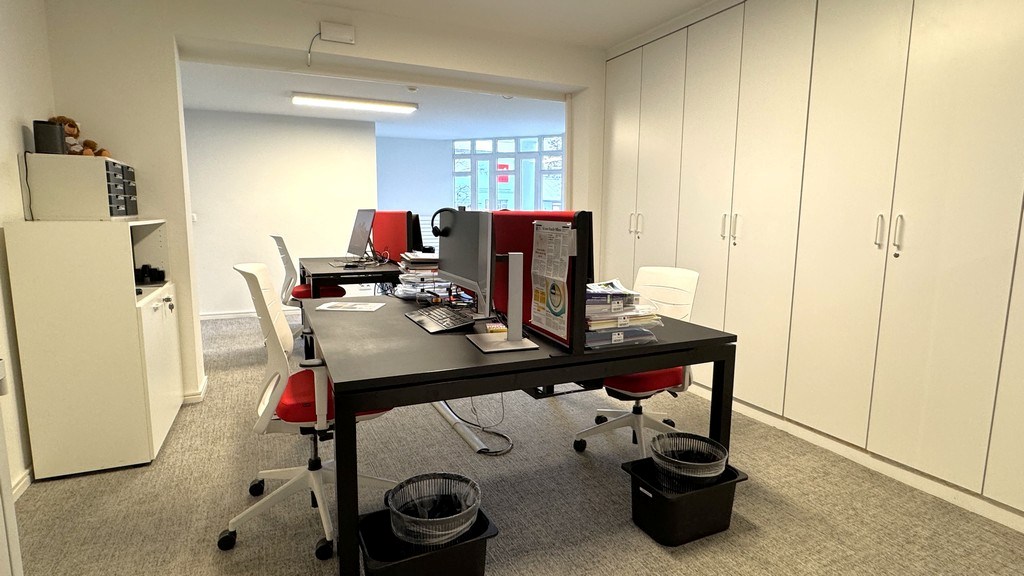 Ingedeelde kantoorruimte te huur vlakbij R4 en E40 in Drongen