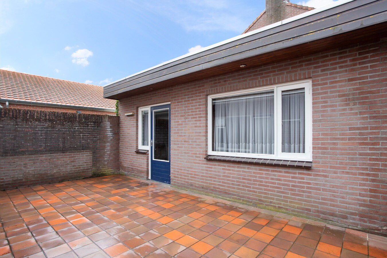 Tweekapper met vrijstaande garage en inrit gelegen op een hoekperceel in Reusel. 