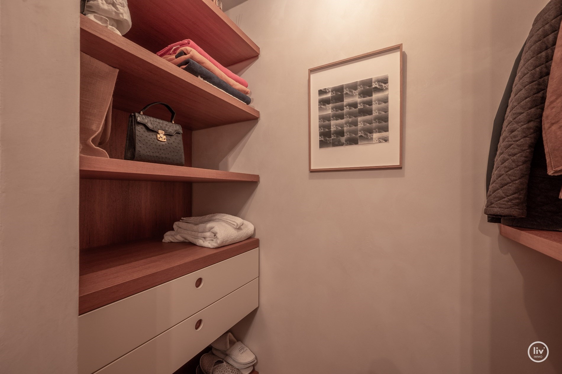 Uniek afgewerkt duplex dakappartement met mooie terrassen gelegen aan de zuidkant van de Kustlaan, vlakbij het Driehoeksplein. 