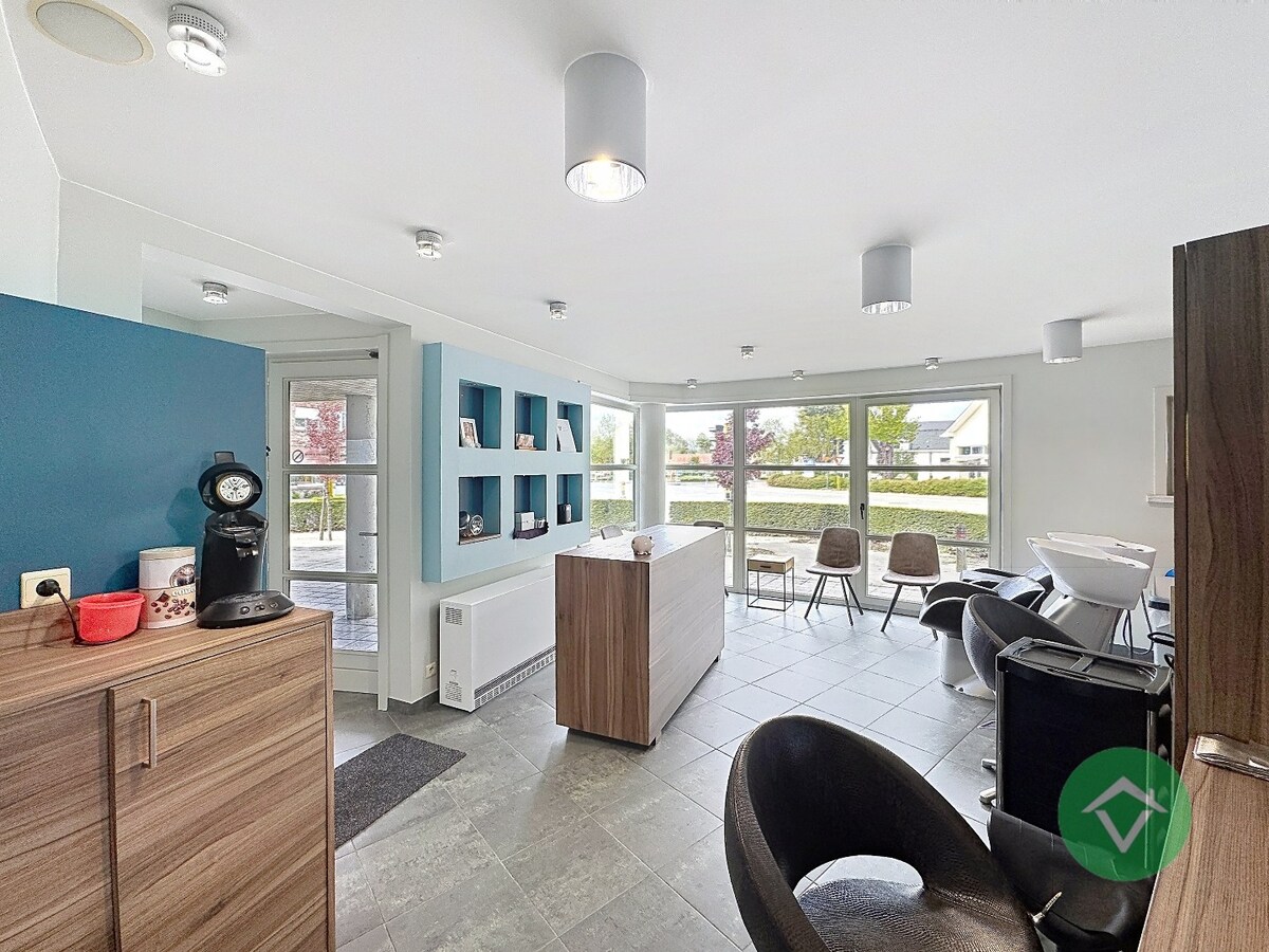 Volledig gerenoveerd handelspand met woonst en garage te Koekelare 