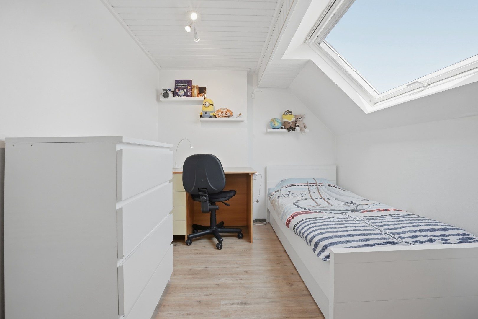 Instapklare open bebouwing met 5 slaapkamers op 1919m² te Merkem. 