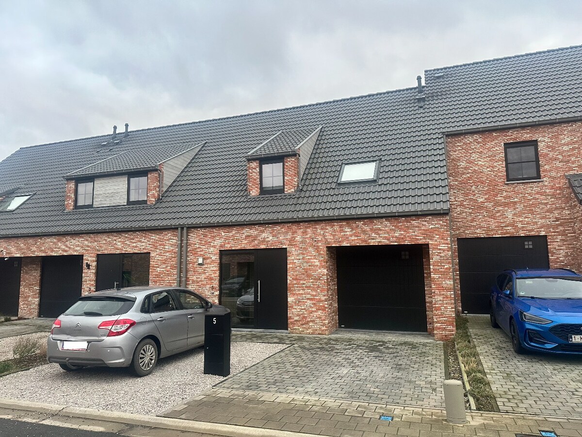 Uitstekend gelegen nieuwbouwwoning met garage 