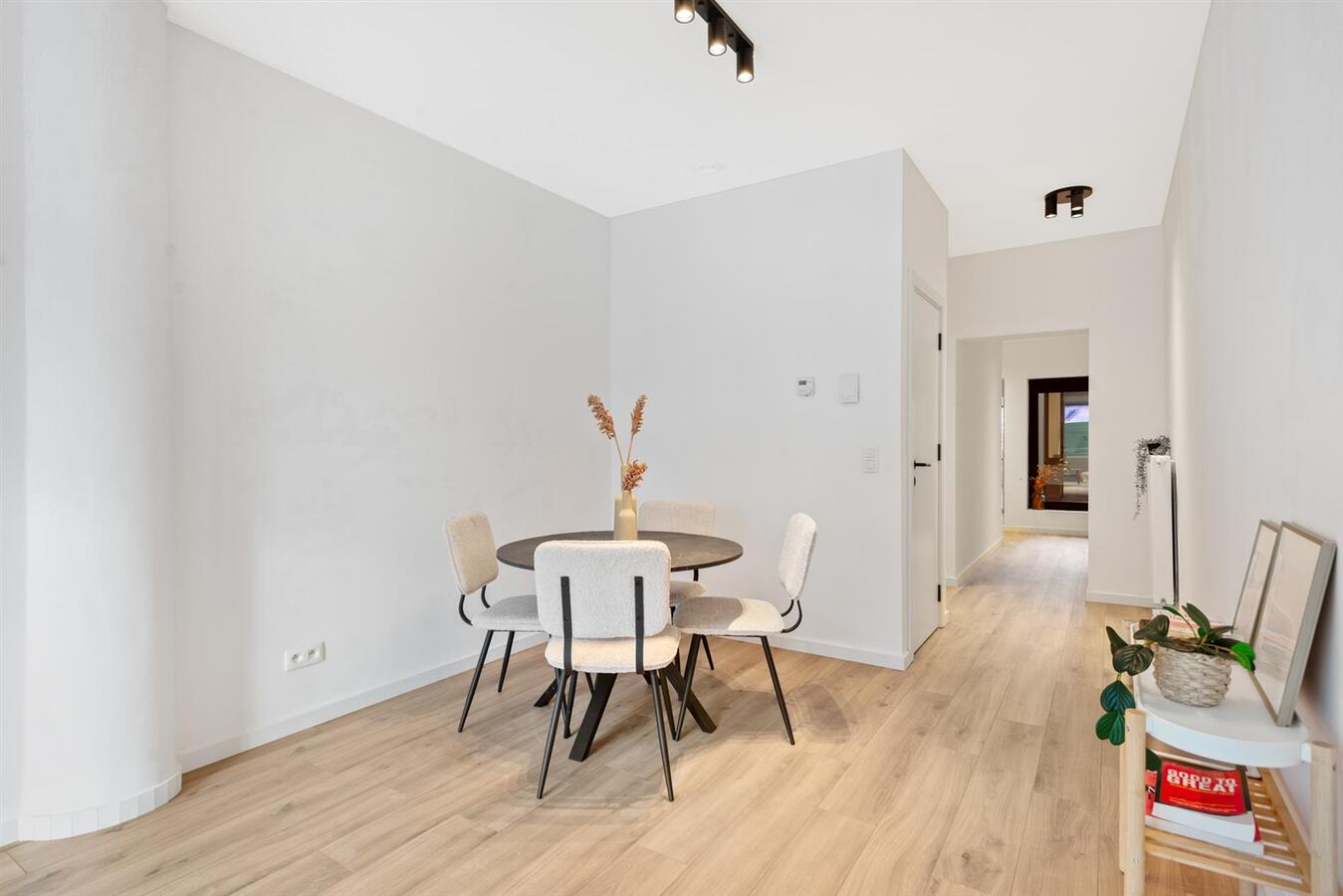 Gerenoveerd gelijkvloers appartement met ruime tuin! 