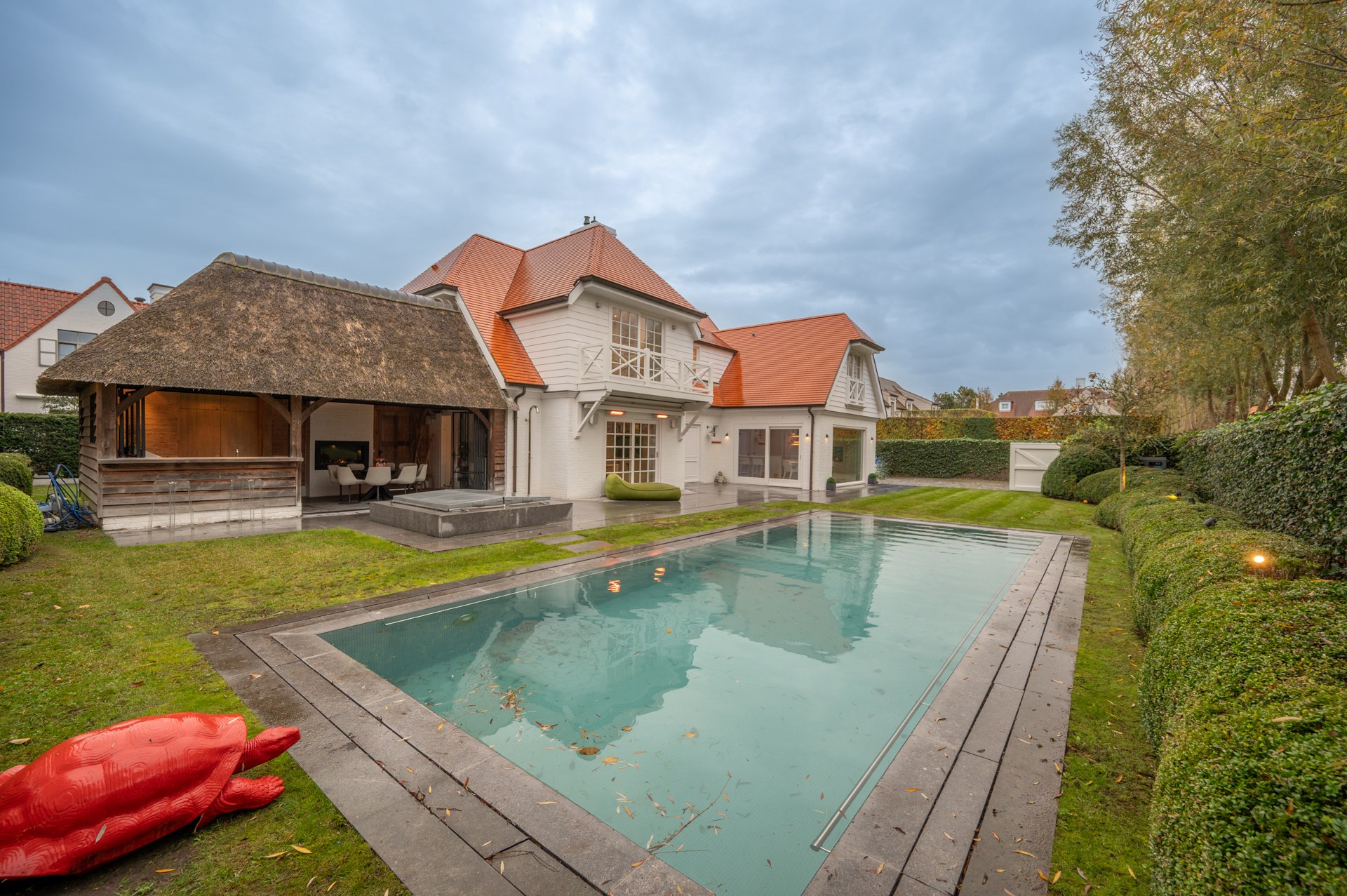Villa exclusive entièrement meublée avec 5 chambres, piscine et double garage - emplacement prestigieux et calme près du Zoute. 