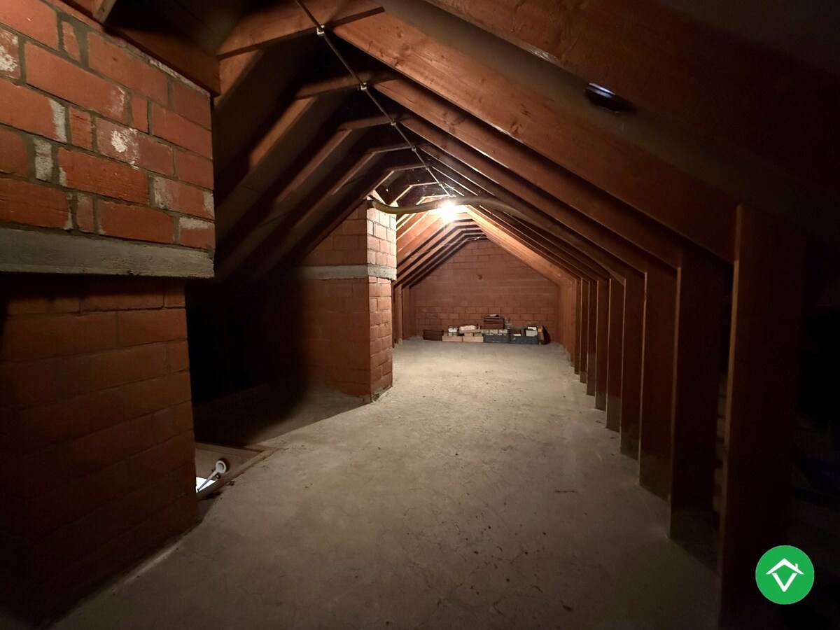 Alleenstaande woning met 5 slaapkamers, tuin en garage/loods te Roeselare 