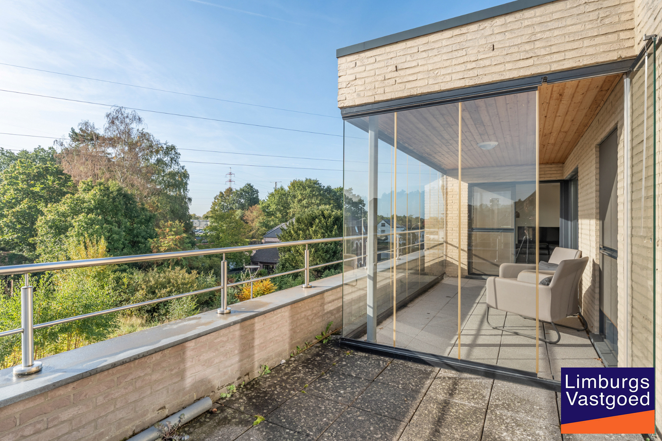 Exclusief penthouse met ruim terras, 2 slpk, extra brede autostaanplaats, centrum Houthalen 