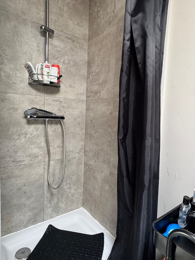 Instapklare woning met drie slaapkamers, tuin met uitweg, zolderkamer te Roeselare 