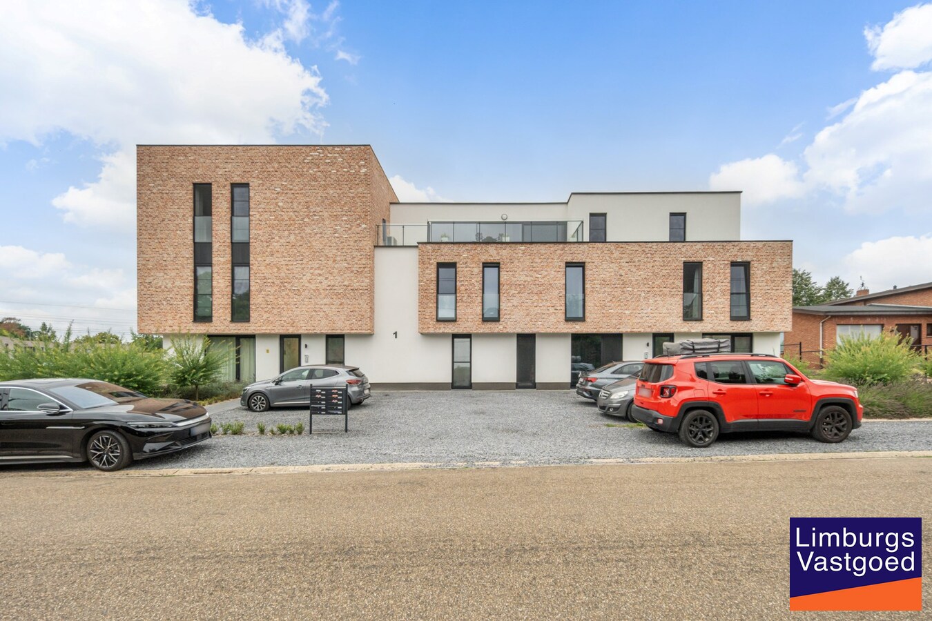Gelijkvloers appartement (95m²), 2 slpk, ruim terras/tuin, autostaanplaats + kelderberging 