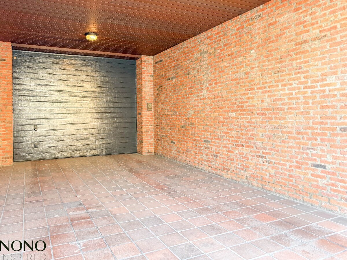 Fantastisch 2-slaapkamer appartement met staanplaats en terras pal in de Doorniksewijk ! 