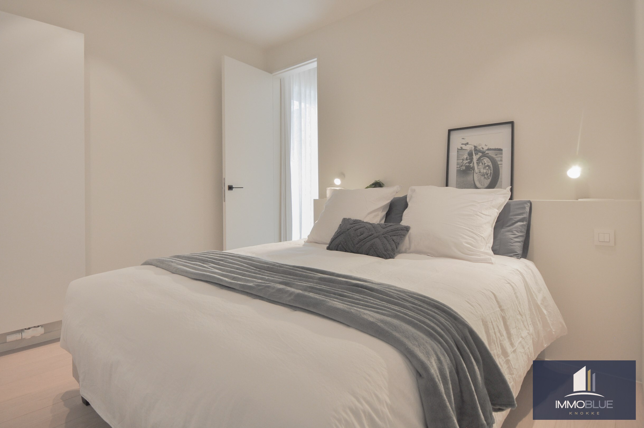 Volledig gerenoveerd hoek-appartement met een ruim zuid gericht terras gelegen aan de Zeedijk in het Zoute. 